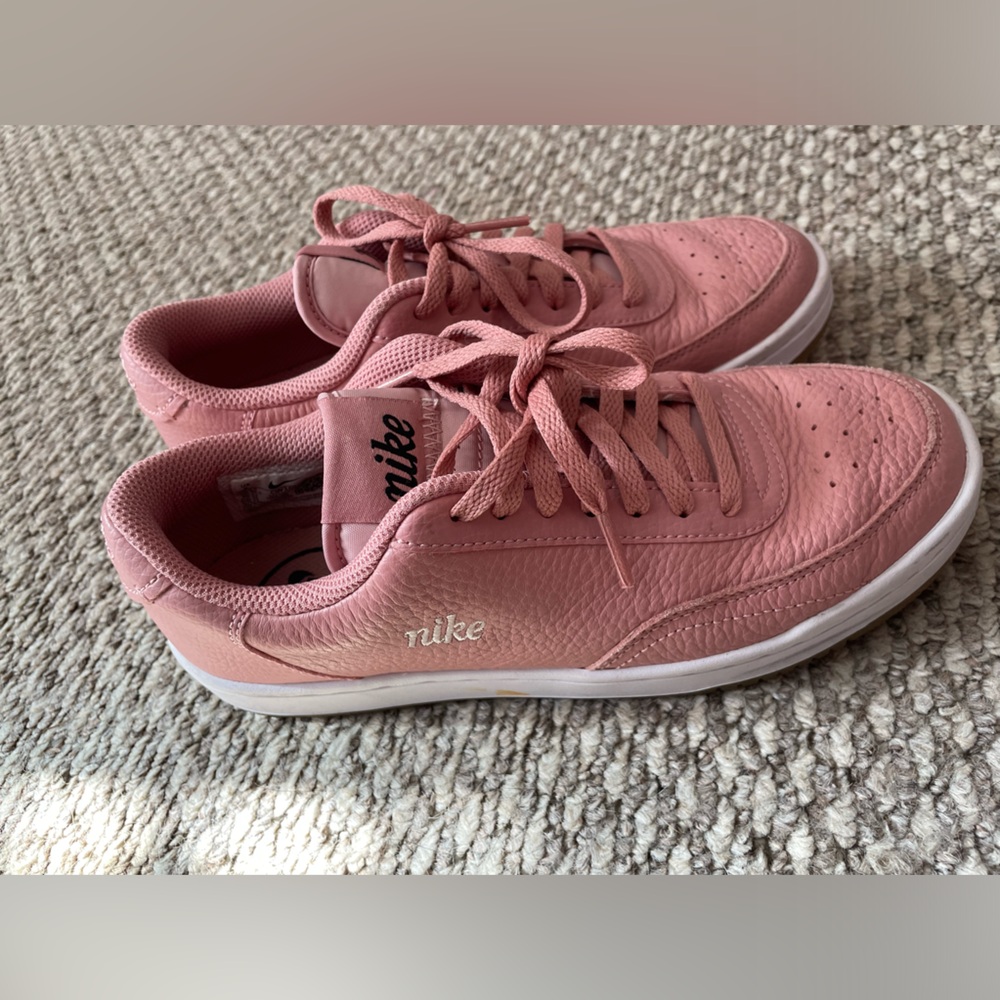 Pink Nikes!🎀💕